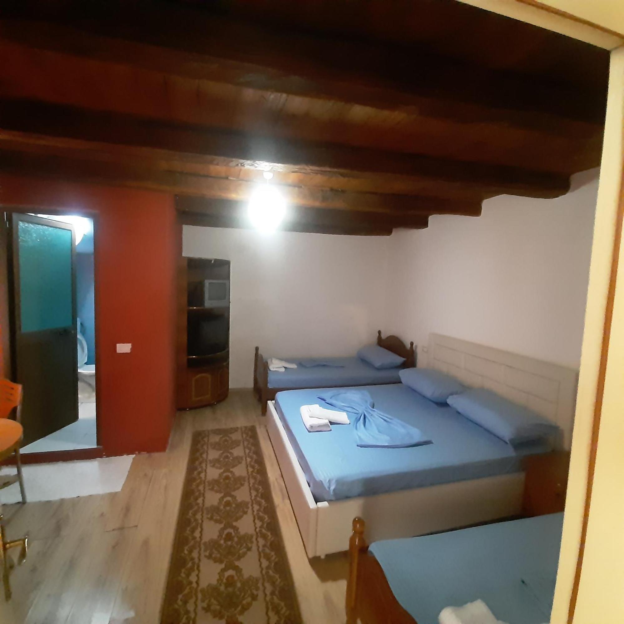 Kulla E Vjeter Hotel Koman Szoba fotó